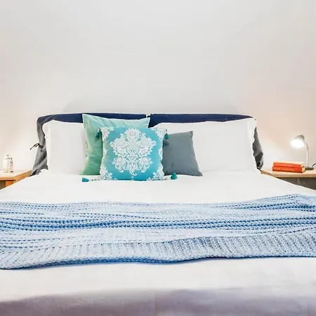 Altido 1br Apt With Terrace, Near Saporiti And Lejlighed